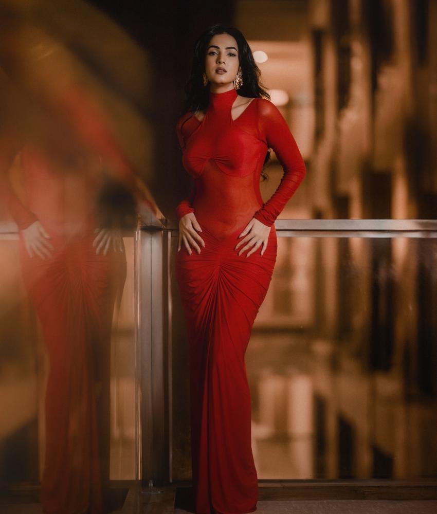 sonal-chauhan-hotter-photos